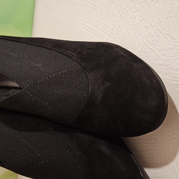 NATURALIZER Size 10M NWOT Black, slide on, elastic edged shiny heel Travel - Picture 2 of 8